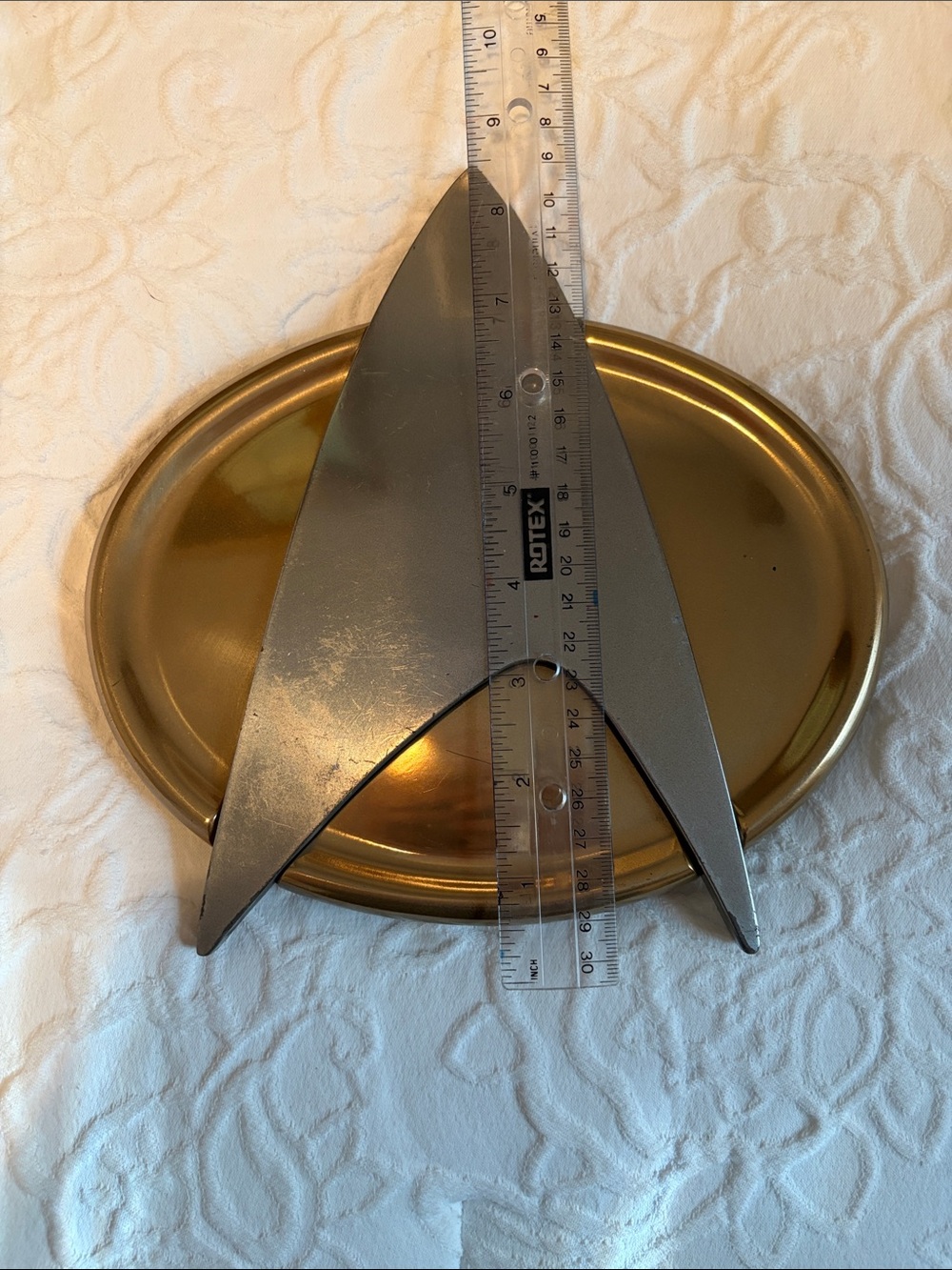 Star Trek ComBadge Wall Plaque - Silver & Gold - Picture 3 of 6
